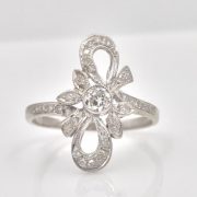 18k Gold Bow Style Diamond Ring